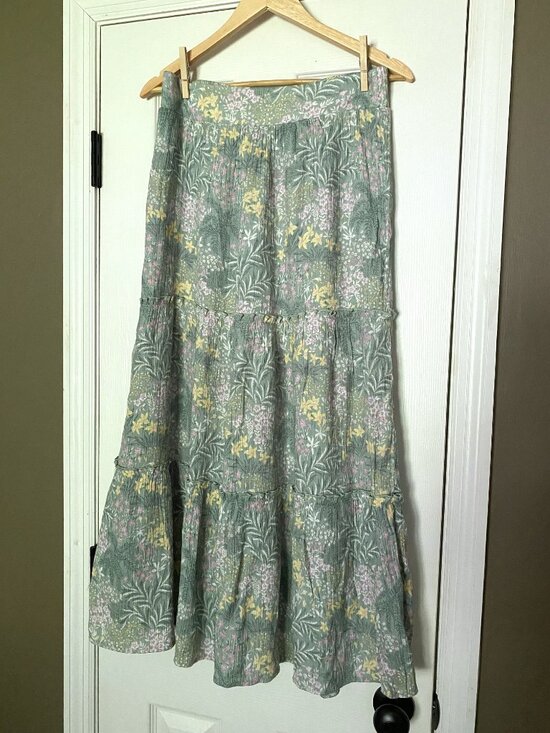 Wonderly Dresses & Skirts - Wonderly - Tiered Floral Lined Maxi Skirt - Women's Size Medium